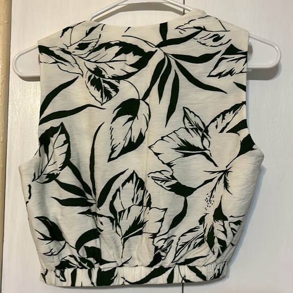 Abercrombie Twist Front Top - Small. New w/tag - Picture 3 of 3